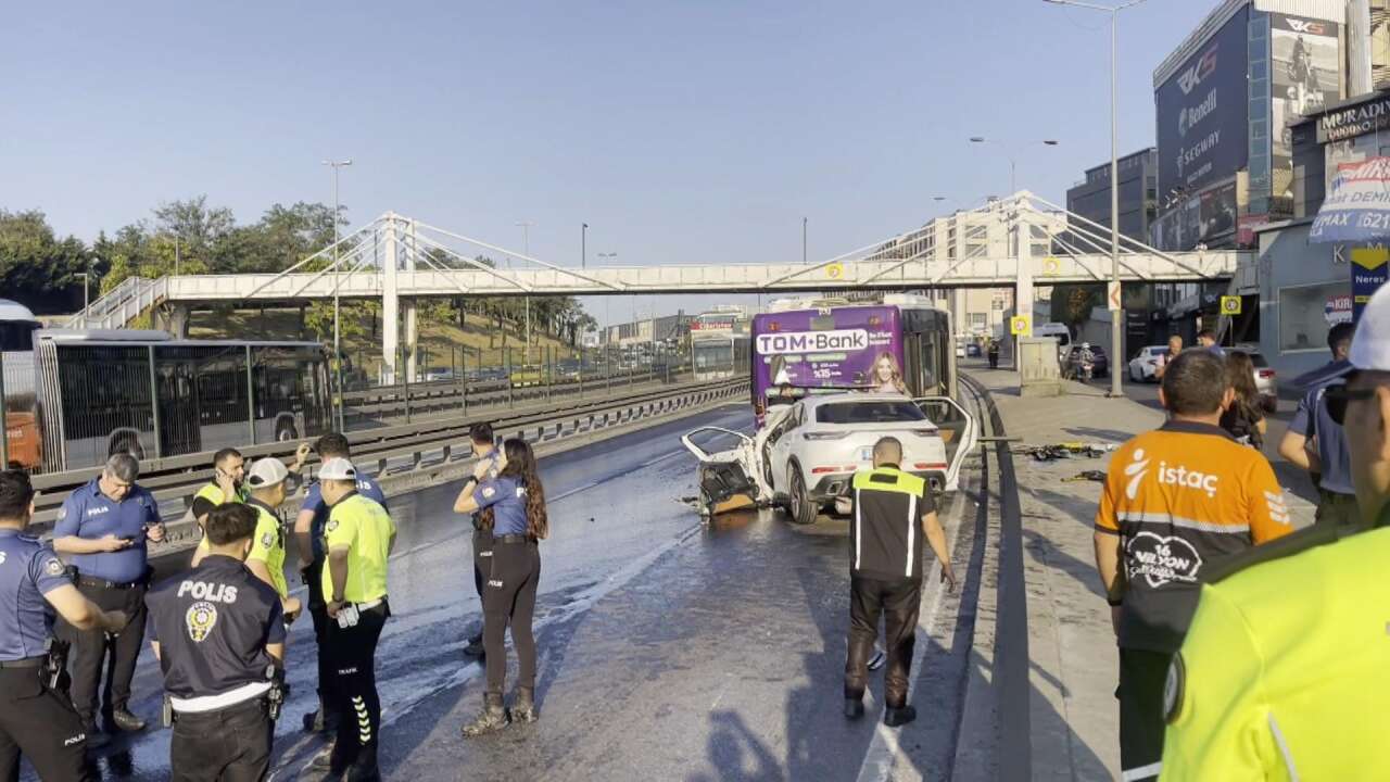 Otomobil, otobüse arkadan çarptı! 3 kişi öldü 2
